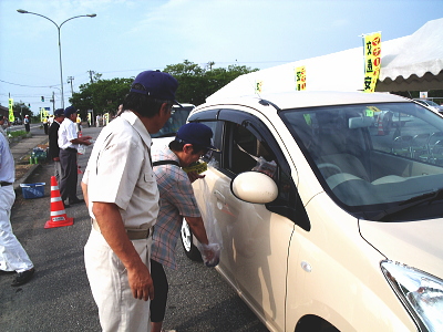 ドライバーに安全運転を呼び掛けるＬ畠山