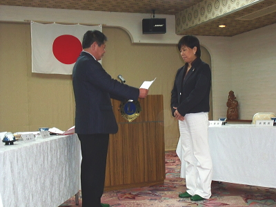 新保会長より市の代表山口課長へ目録の贈呈